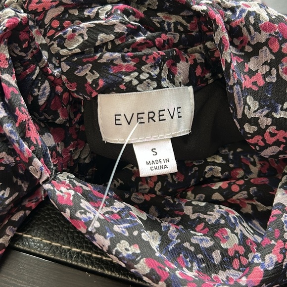 EVEREVE Scarlett Gathered Mock Neck Floral Keyhole Back Blouse Top Sz S - Picture 9 of 13